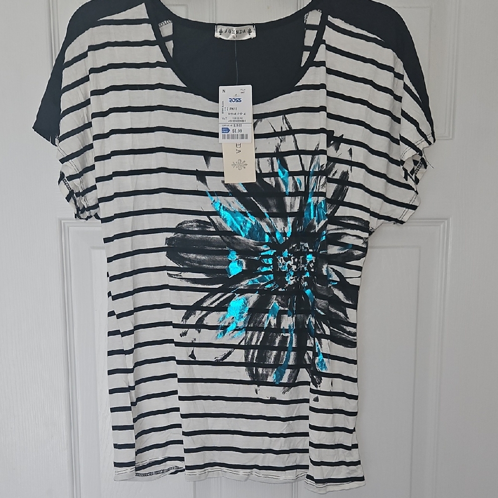 Agenda Black and White Graphic Short Sleeve Tee